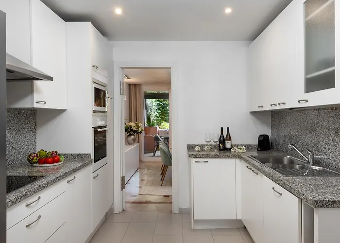 Vacation - Federer, Old Town With A Big Communal Pool And Andalusian Garden Ferienhaus *