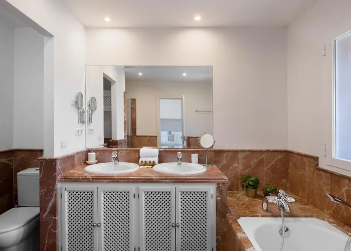 Vacation - Federer, Old Town With A Big Communal Pool And Andalusian Garden Ferienhaus *