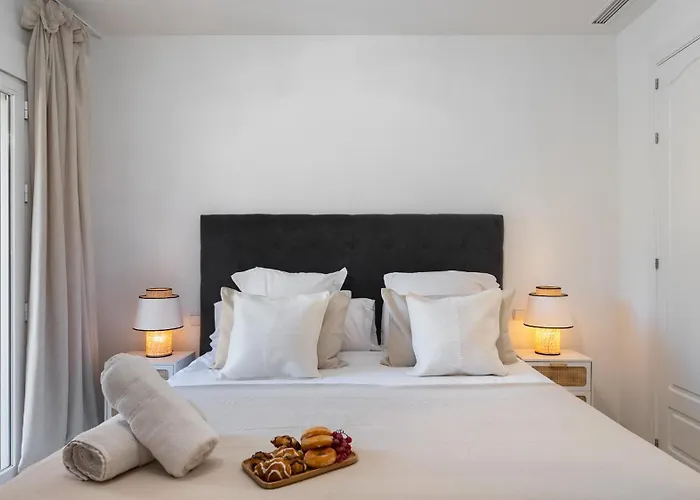 Ferienhaus Vacation - Federer, Old Town With A Big Communal Pool And Andalusian Garden *