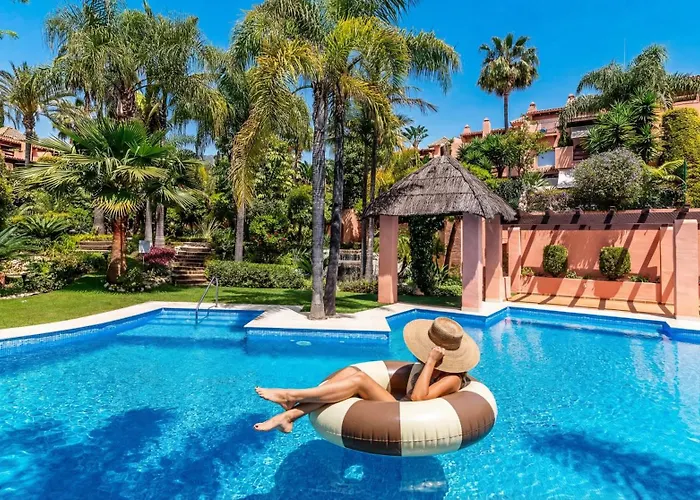 Vacation - Federer, Old Town With A Big Communal Pool And Andalusian Garden